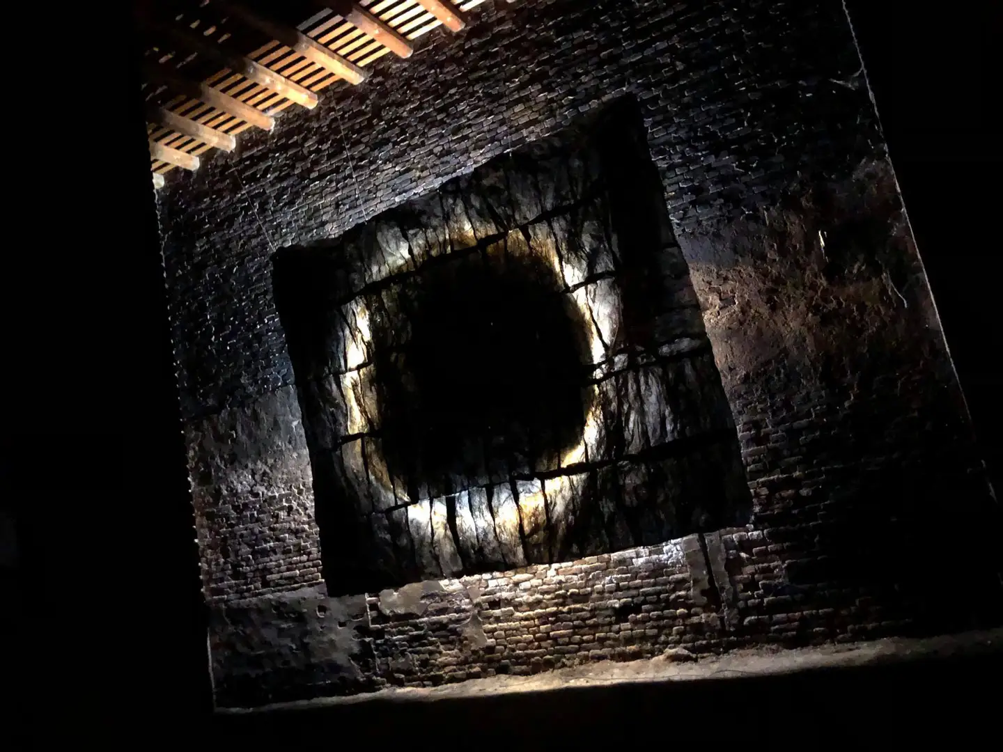 Lawren Spera, Nessun nesso (No association), 2018